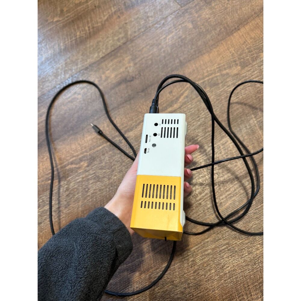 Projector with USB-C cable connector - Picture 6 of 8